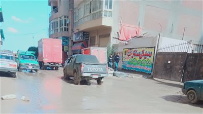 شوارع الرابعة الناصرية بالإسكندرية تتحول لبرك مياه وطين بسبب الأمطار (صور)