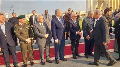 وفاة اللواء مصطفى كامل، محافظ بورسعيد يتقدم صفوف المشاركين في تشييع الجنازة