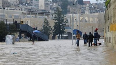 سيول الأردن، حصار مواطنين فى السيارات وإجلاء سياح من البترا (فيديو وصور)