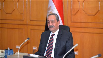 محافظ الإسماعيلية يوجه القوى العاملة بشن حملات لبحث حقوق العمال بالمصانع