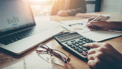 كيف تبدأ مشروعا تجاريا ناجحا، ملياردير شهير يكشف السر