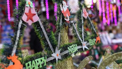 هدايا الكريسماس، تعرف على أسعارها ومظاهر الاحتفال بشبرا مصر (فيديو) 