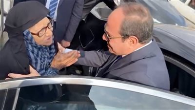 إنسانية الرئيس.. السيسي يتوقف للحديث مع السيدة نوال.. يكلف بتنفيذ كافة احتياجاتها.. وإهداؤها أجهزة كهربائية ودعما نقديا ووظيفة لنجلها ورحلة عمرة