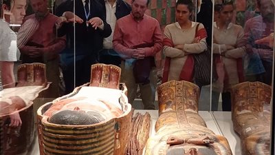 القائم بأعمال السفير الأمريكي في القاهرة وعائلته يزورون متحف الحضارة