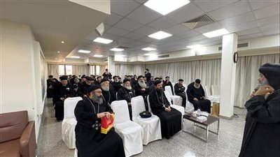 الأنبا نوفير يجتمع بكهنة إيبارشية شبين القناطر