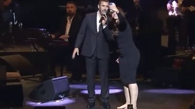 رد فعل صادم لكاظم الساهر على معجبة أرادت التقاط صورة معه (فيديو) 