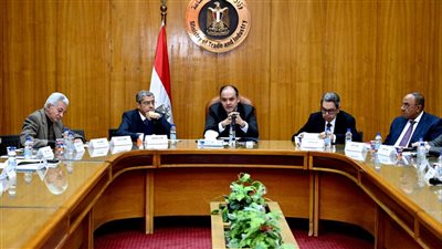 وزير الصناعة: التزام التجار والصناع بالحفاظ على وفرة المعروض من السلع الاستهلاكية 