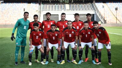 أشرف صبحي يؤازر منتخب الشباب أمام غانا (صور)