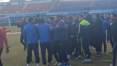 اشتباكات بين لاعبي الزرقا والجهاز الإداري لفريق دمياط في دوري القسم الثالث (صور)