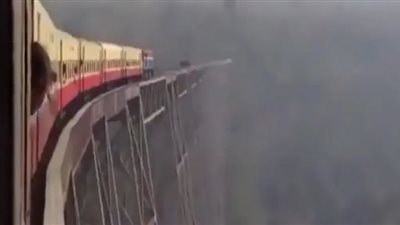 ممنوع لأصحاب القلوب الضعيفة، قطار يسير وسط السحاب (فيديو)