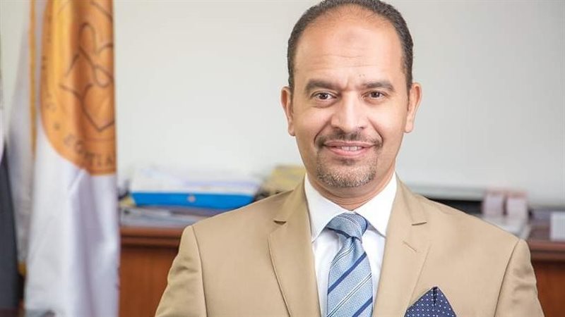 الدكتور عبدالعزيز