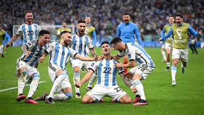 جماهير الأرجنتين تنقلب على جوليان ألفاريز بسبب وقاحة صديقته، شاهد ماذا فعلت 