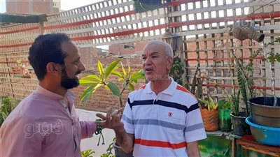  العم سمير يحول سطح منزله من كتل خرسانية إلى جنة فواكه وخضراوات بالغربية (صور)