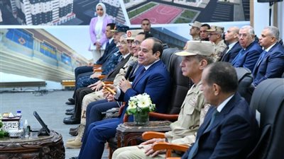  السيسي للطفل بطل مصر في السباحة: أنت مذيع جميل جدا