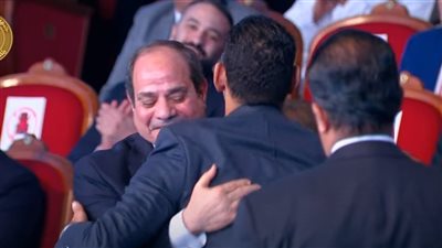 شاب من ذوي الاحتياجات الخاصة بعد احتضانه الرئيس السيسي: أنا النهاردة ملكت الدنيا كلها