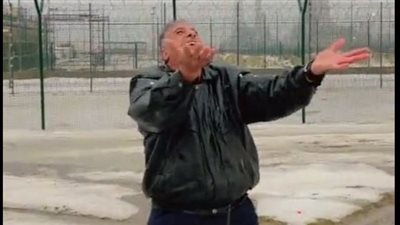 مصري يلهو على الثلج بالكويت رغم تحذير السلطات من الطقس (فيديو)