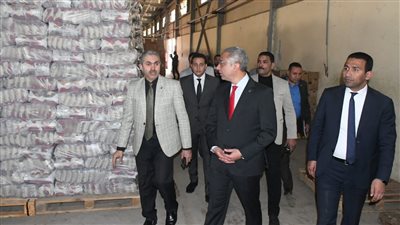 محافظ الفيوم يتفقد مخزون السلع الاستهلاكية بمركز طامية