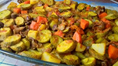 طريقة عمل طاجن التورلي بالخضار والكبد والقوانص (فيديو)