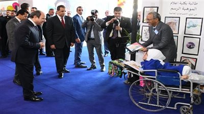  لقطة اليوم، فتاة من ذوى الهمم تعطي الرئيس صورة رسمتها خصيصا له