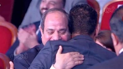  أحضان وقبلات وهدايا خلال تفقد السيسي معارض ذوي الهمم (فيديو)