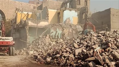 بتوجيهات رئاسية، استمرار أعمال الازالة للمناطق العشوائية بسور مجرى العيون (صور)