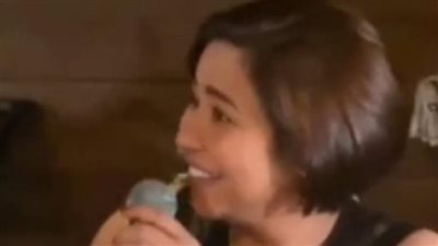 شيرين عبد الوهاب تغني وسط أصدقائها في لبنان 