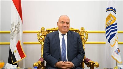 محافظ قنا يستقبل 85 مواطنا بمكتبه لبحث شكواهم 