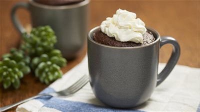 سناك حلو ولذيذ، طريقة عمل كيكة المج السريعة في الميكروويف 