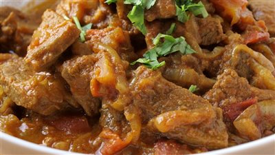 طريقة عمل اللحمة بالبصل، غدا سريع وقيمته غذائية عالية