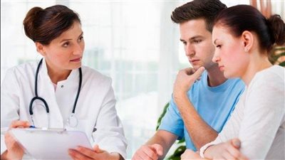 هل نتيجة الكشف الطبي يمكنها منع الزواج؟ وزير العدل يجيب (فيديو)