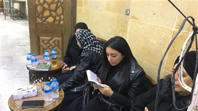 الحزن يسيطر على المطربة آية عبدالله أثناء تلقيها العزاء في والدها ( صور) 