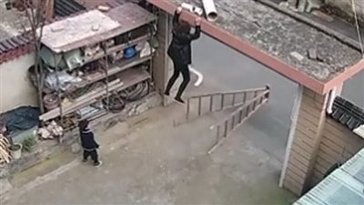 فيديو يكشف شجاعة الأطفال في الأوقات الصعبة 