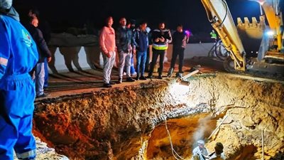 استمرار أعمال إصلاح خط مياه فايد بالإسماعيلية (صور) 