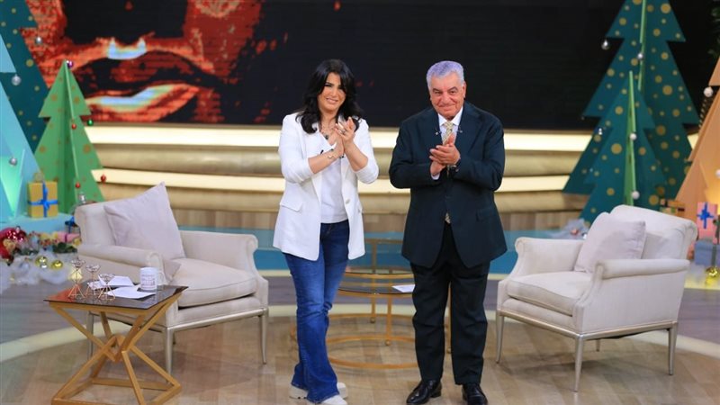 زاهي حواس مع منى
