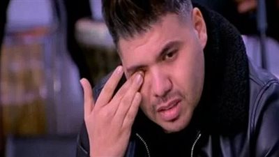 عمر كمال يوقف الغناء فجأة ويجلس يبكي بحرقة: تعبت واتظلمت كتير (فيديو)