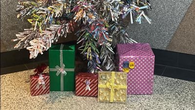 البيئة تحتفل ببداية 2023 بشجرة الكريسماس المصنوعة من المخلفات المنزلية 