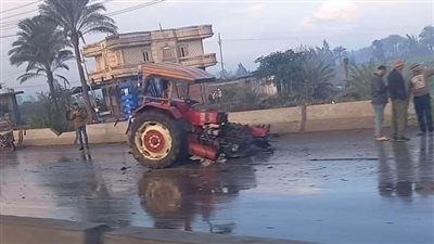 اصطدام جرار زراعي بسيارة نقل على طريق المنصورة - جمصة 