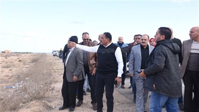 محافظ مطروح يتفقد الغابة الشجرية لحل أزمة تسرب المياه (صور) 