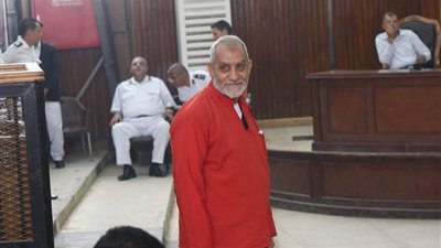 بالفيديو والصور.. «بديع» خارج القفص لأول مرة بالبدلة الحمراء