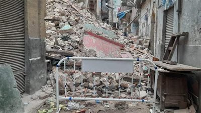 سقوط أجزاء من عقارين بالجمرك في الإسكندرية (صور)