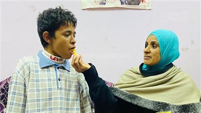 شاب عمره 19 سنة بعقل طفل 3 سنوات.. أسرة عمرو تستنجد بوزير الصحة ومحافظ المنيا (صور)