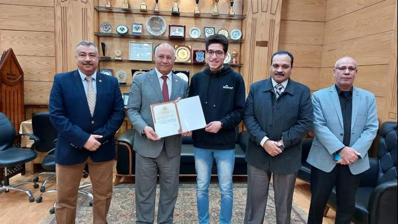 رئيس جامعة بنها اثناء