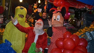 أجمل صور العام الجديد 2023، بابا نويل يجوب شوارع الإسكندرية ويوزع الهدايا (صور)