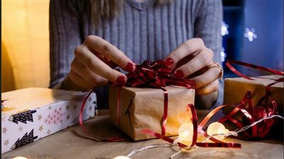 أفكار هدايا للبنات والسر في الشوكولاتة والورود الحمراء