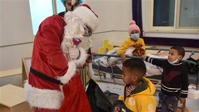 وسط أجواء كرنفالية.. بابا نويل يفاجئ أطفال مرضى السرطان فى مستشفى 