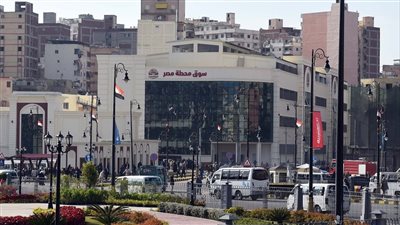 رئيس الوزراء يتجول في محطة سكك حديد مصر بالإسكندرية ويتابع حركة القطارات