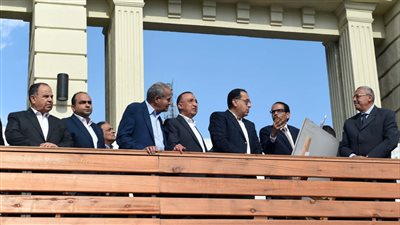 مدبولي يجري حوارا مع أصحاب المحال في ميدان محطة مصر بالإسكندرية