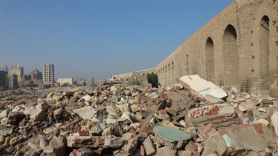 محافظ القاهرة يتفقد عملية إزالة المناطق العشوائية بسور مجرى العيون (صور)