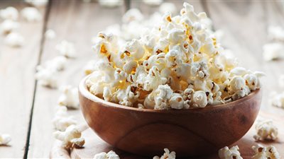 تفسير رؤية الفشار في المنام وعلاقتها بالتعرض لضائقة مالية 