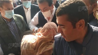 سيدة تستغيث بوزير الصحة وتقبل يده لعلاج نجلها في المنوفية (فيديو)